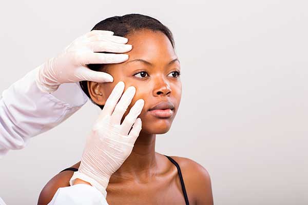 consulter un dermatologue pour des conseils personnalisés pour préparer sa peau au soleil