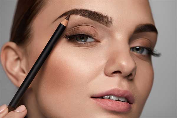 étapes essentielles pour préparer vos sourcils avant le maquillage